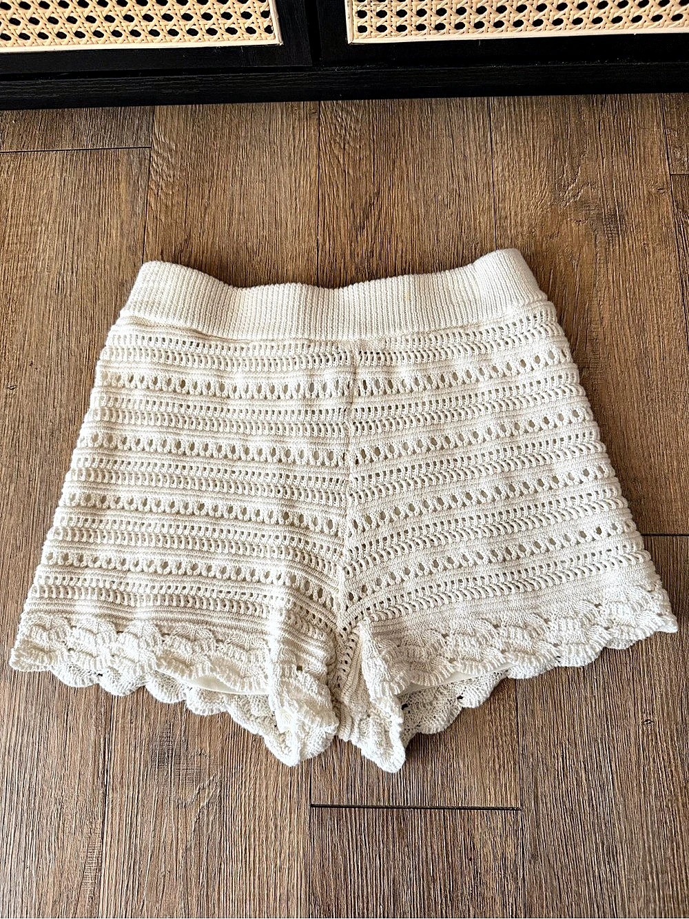 Universal Thread Crochet High Waist Shorts in Cream Size Medium Like New